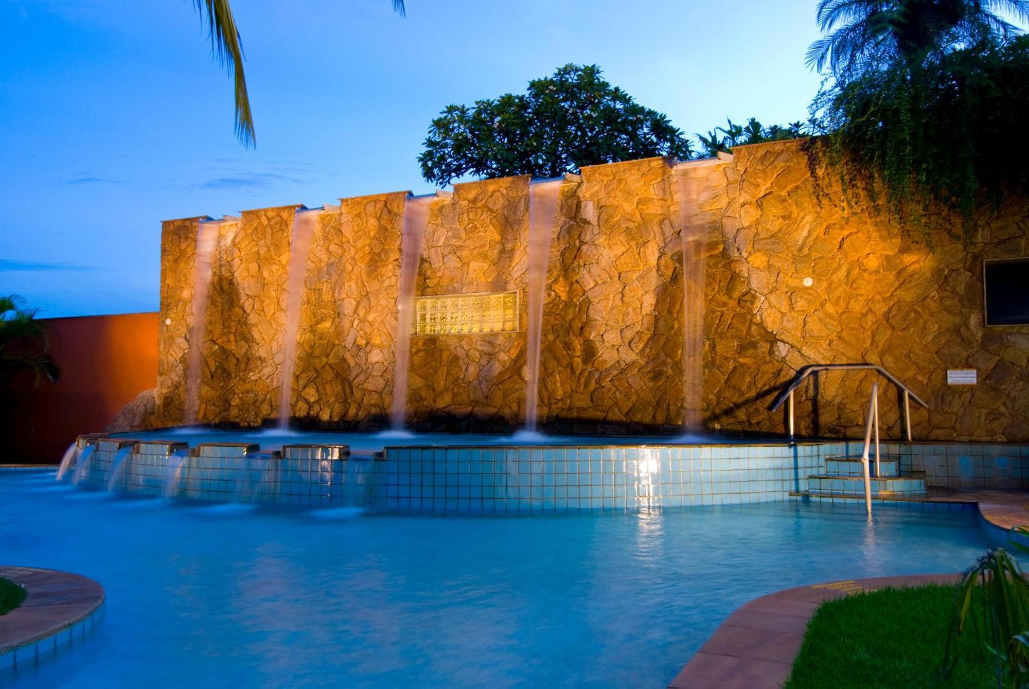 Blue Tree Thermas De Lins Resort Luaran gambar The pool at the Taj Bengal