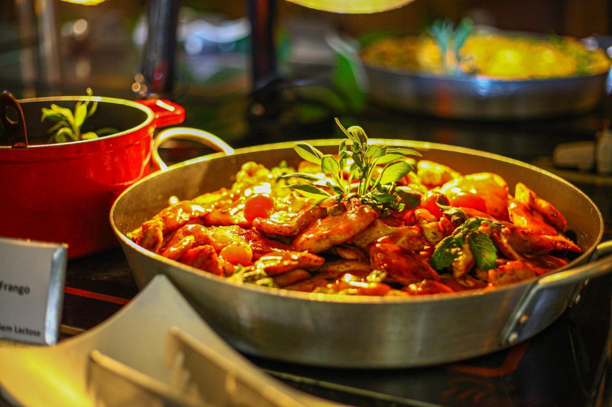 Blue Tree Thermas De Lins Resort Luaran gambar A pan of chicken tikka masala