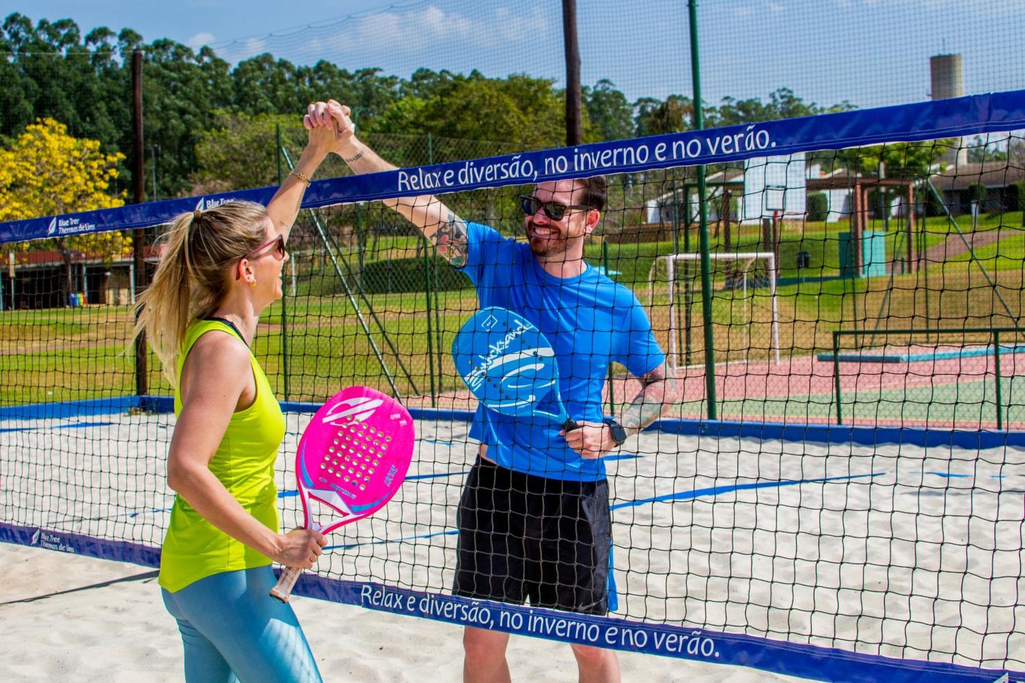 Blue Tree Thermas De Lins Resort Luaran gambar A paddle tennis player
