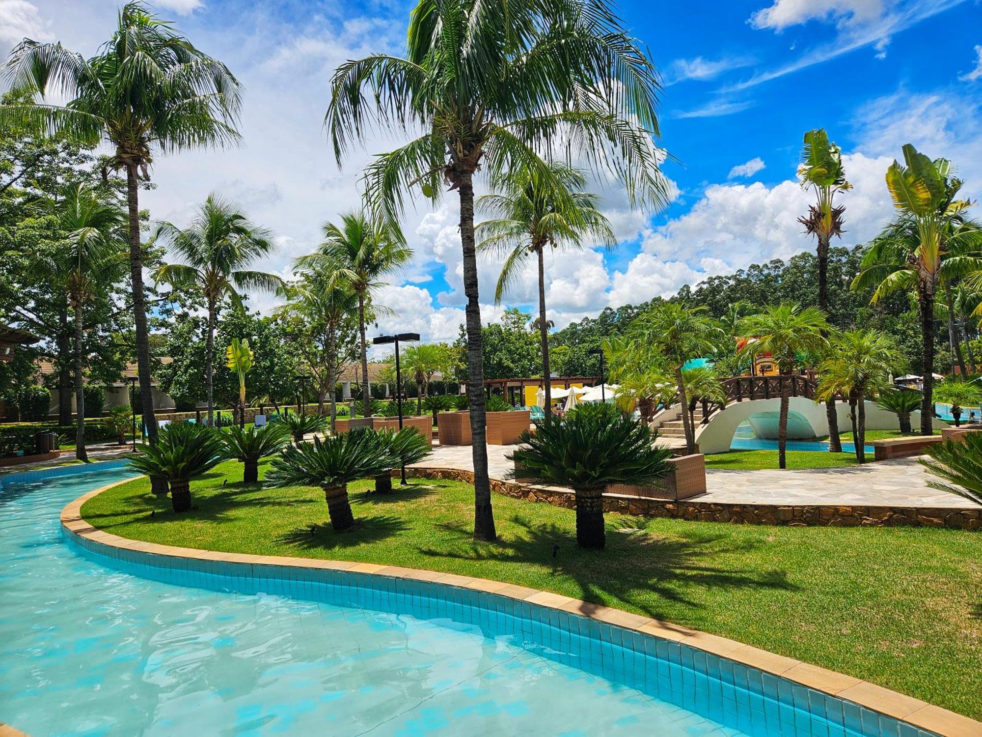 Blue Tree Thermas De Lins Resort Luaran gambar The lazy river at Splash Jungle Water Park