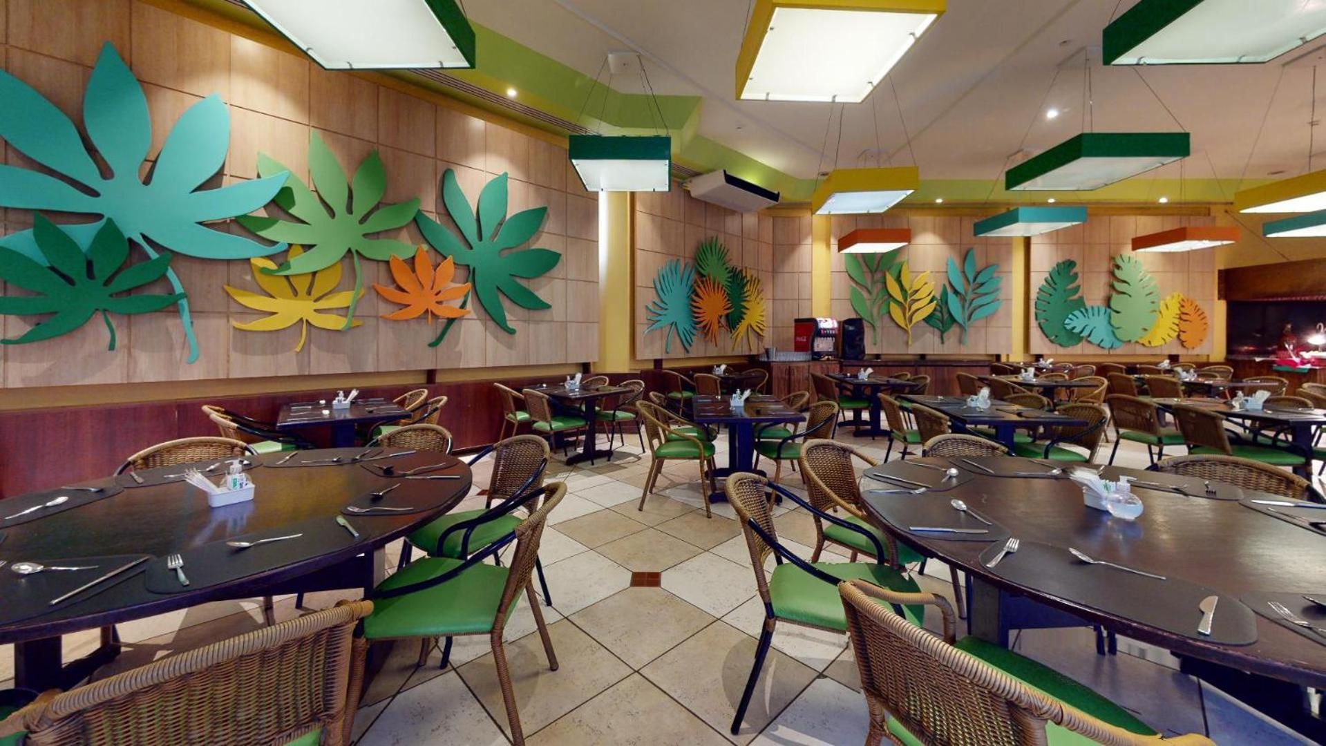 Blue Tree Thermas De Lins Resort Luaran gambar Interior of a typical Sizzler restaurant