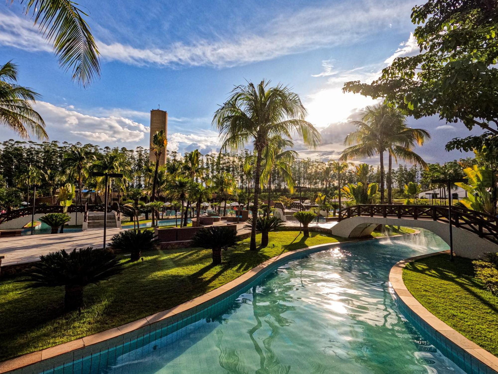 Blue Tree Thermas De Lins Resort Luaran gambar The artificial river at the resort