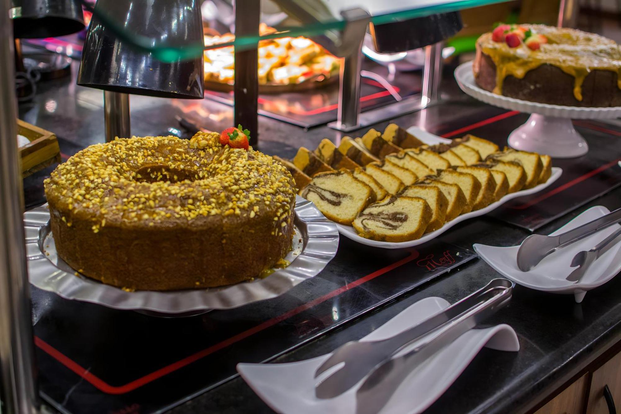 Blue Tree Thermas De Lins Resort Luaran gambar A dessert buffet