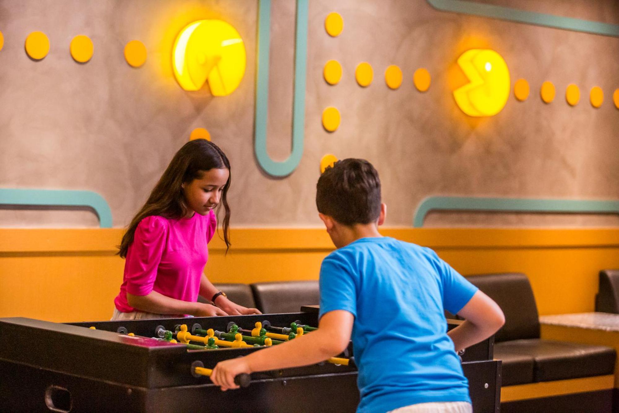 Blue Tree Thermas De Lins Resort Luaran gambar Two children playing table football
