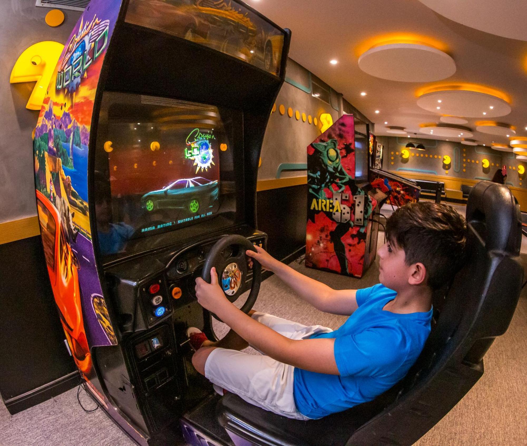 Blue Tree Thermas De Lins Resort Luaran gambar A child playing a racing game