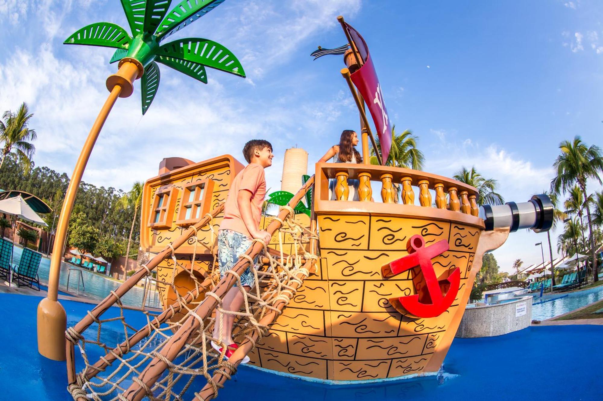 Blue Tree Thermas De Lins Resort Luaran gambar The pirate ship at the Splash Zone