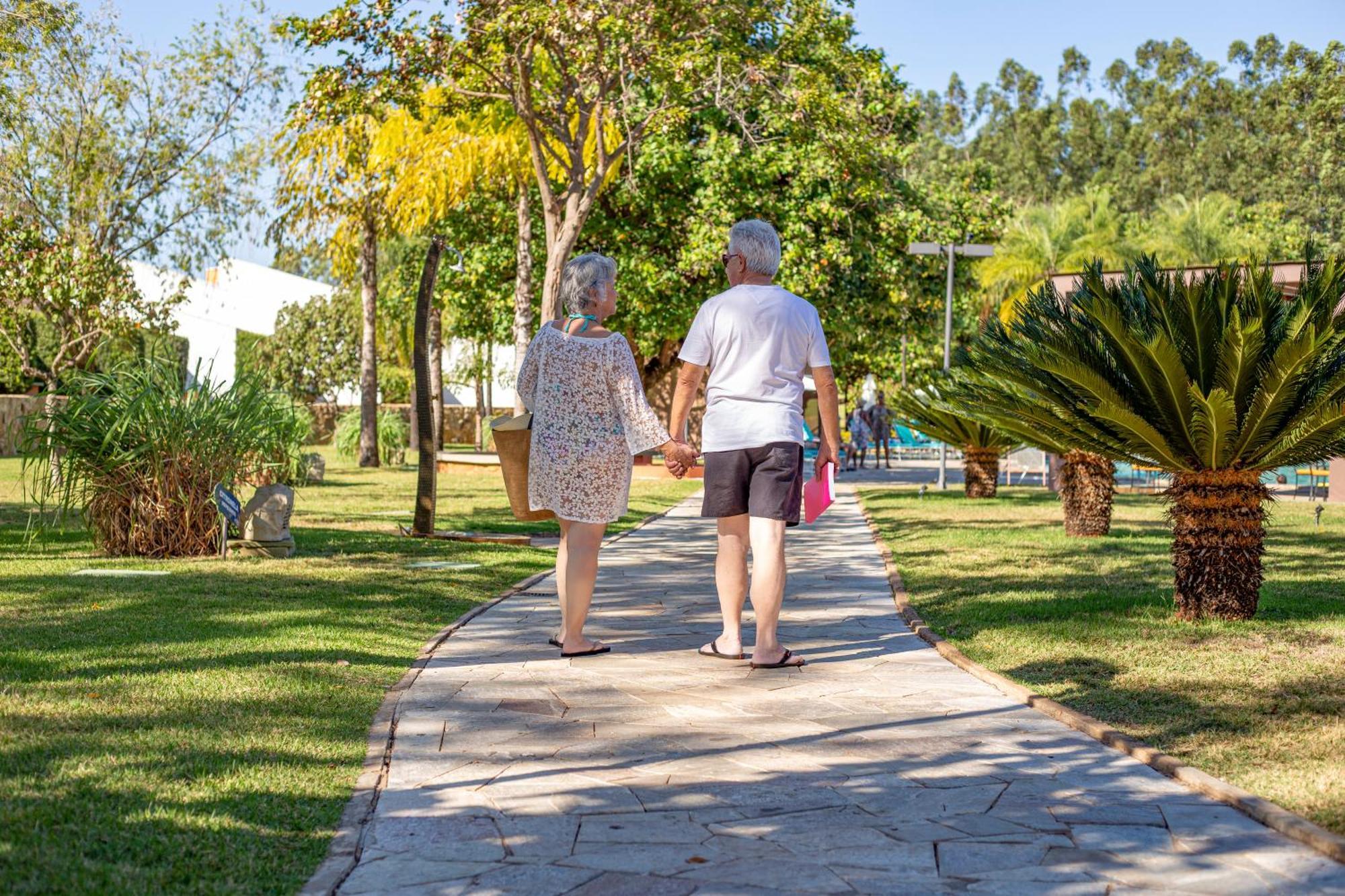 Blue Tree Thermas De Lins Resort Luaran gambar A couple walking in a park