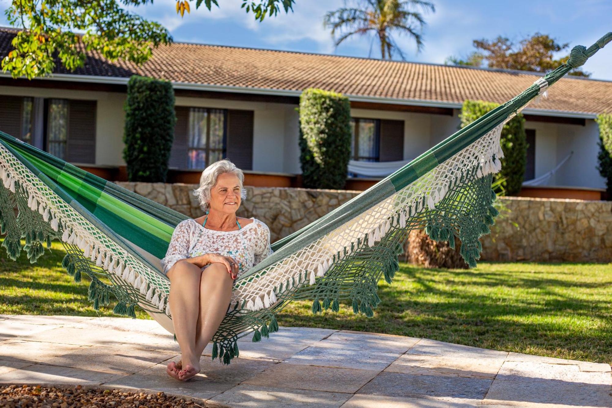 Blue Tree Thermas De Lins Resort Luaran gambar A woman relaxing in a hammock