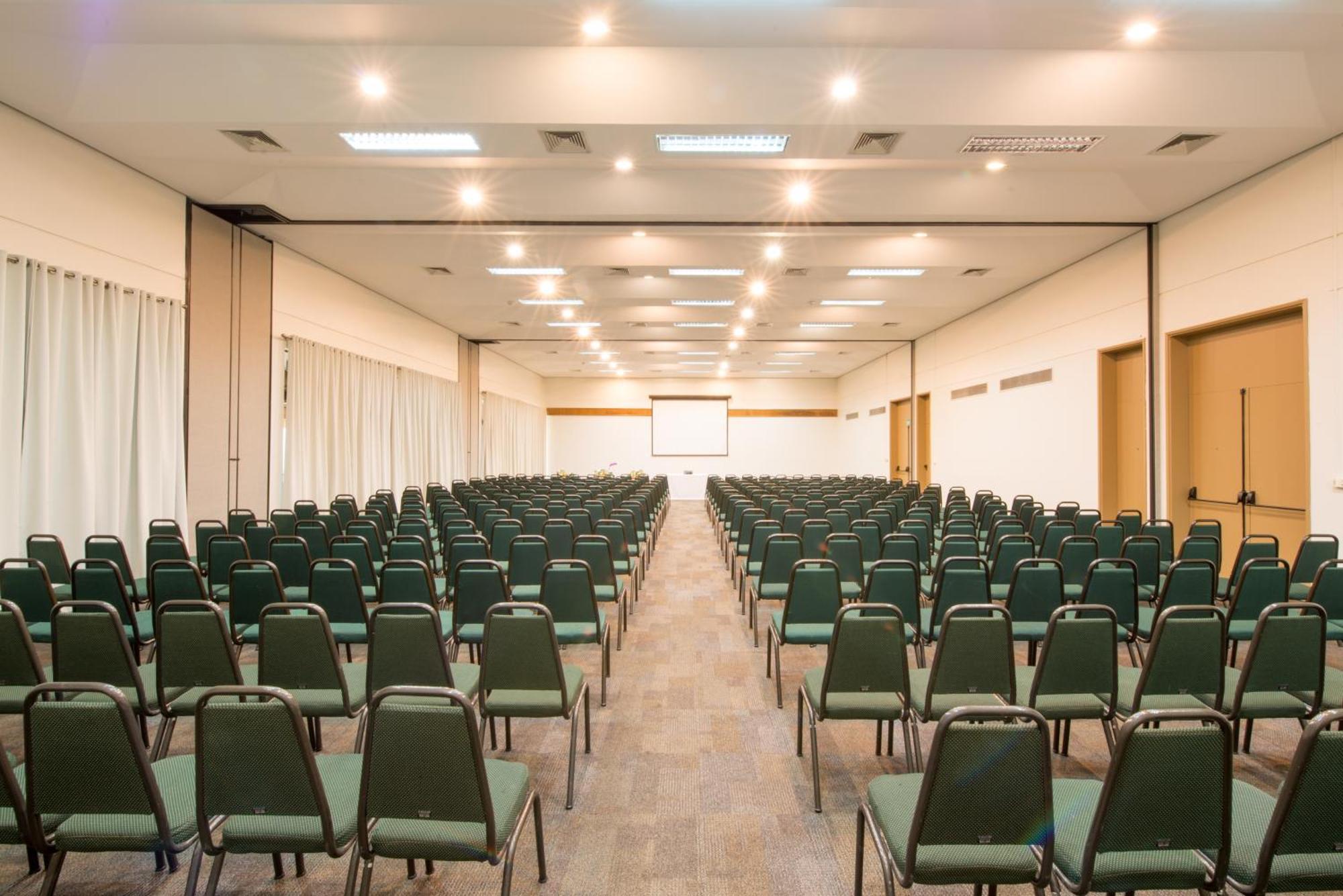 Blue Tree Thermas De Lins Resort Luaran gambar The main conference room