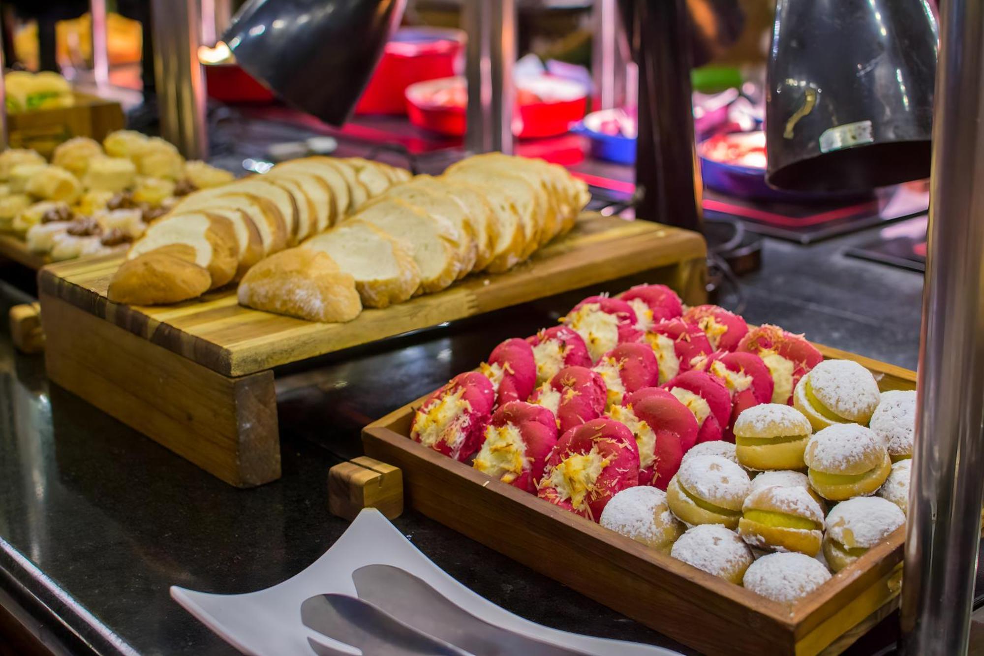 Blue Tree Thermas De Lins Resort Luaran gambar A buffet at a hotel