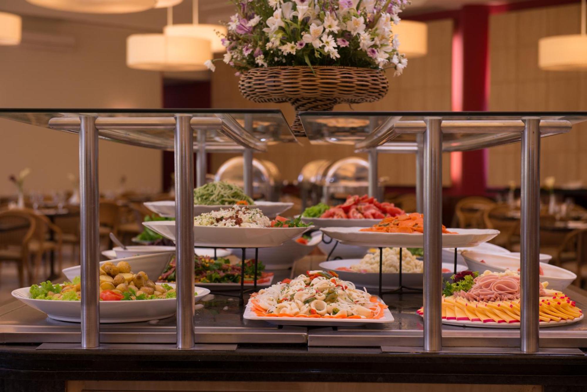 Blue Tree Thermas De Lins Resort Luaran gambar A buffet at a hotel