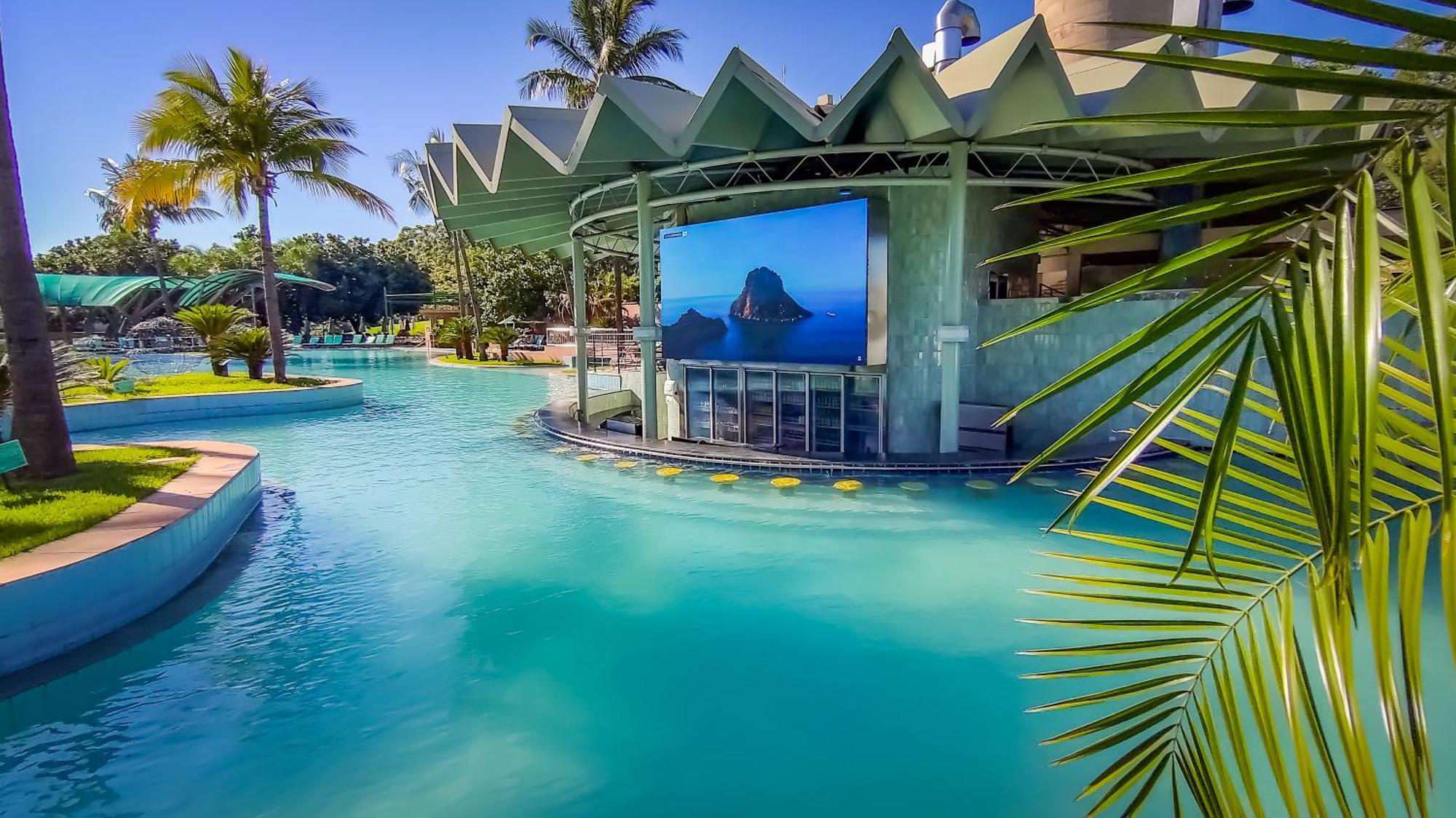 Blue Tree Thermas De Lins Resort Luaran gambar The pool at the Hard Rock Hotel